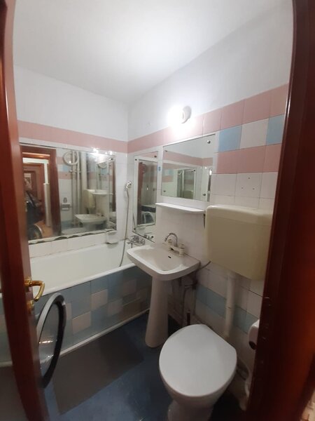Drumul Taberei, Romancierilor langa metrou